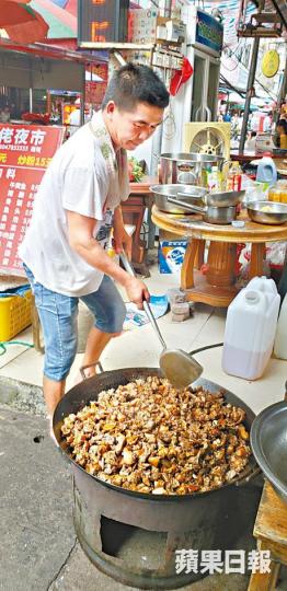 ■有檔主當街燜狗肉售賣。《蘋果》記者攝 ■有檔主當街燜狗肉售賣。《蘋果》記者攝