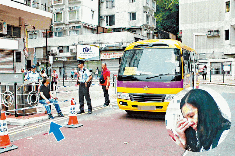 ■校巴司機(箭嘴示)車禍後被捕,死者女親友(圓圖)趕赴醫院。劉永明攝 ■校巴司機(箭嘴示)車禍後被捕,死者女親友(圓圖)趕赴醫院。劉永明攝