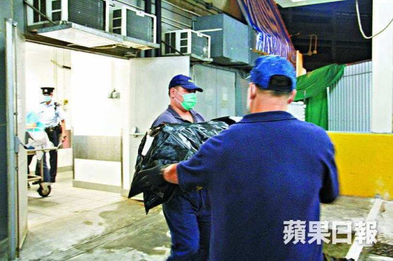 ■仵工將女嬰屍體移往殮房。黎志偉攝 ■仵工將女嬰屍體移往殮房。黎志偉攝