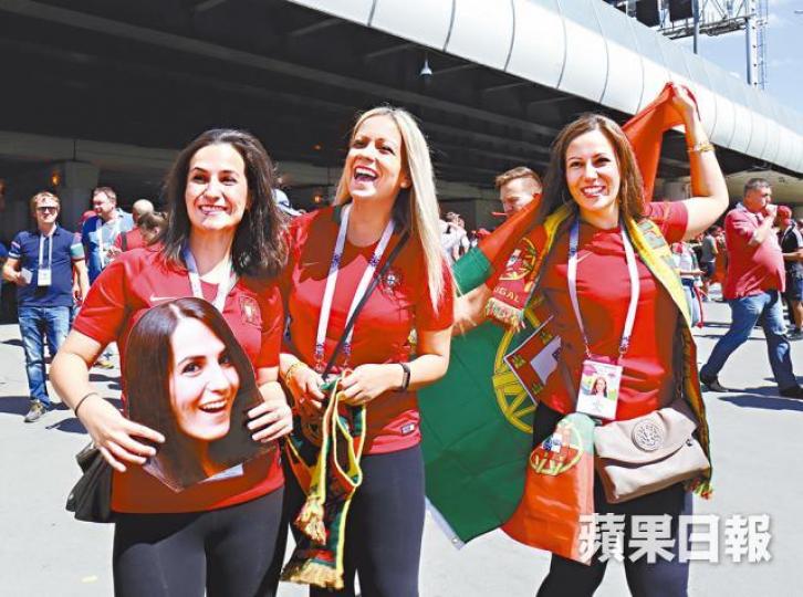 ■葡國球迷Jessica(左)帶同亡妹的遺照觀賞葡萄牙對摩洛哥賽事,完成兩人於世盃齊撐愛隊的夢想。禤家民攝■葡國球星C朗於粉絲心目中的地位無可代替。 美聯社■葡軍(白衫)前晚以1:0險勝摩洛哥。美聯社 ■葡國球迷Jessica(左)帶同亡妹的遺照觀賞葡萄牙對摩洛哥賽事,完成兩人於世盃齊撐愛隊的夢想。禤家民攝■葡國球星C朗於粉絲心目中的地位無可代替。 美聯社■葡軍(白衫)前晚以1:0險勝摩洛哥。美聯社