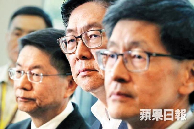 ■港鐵主席馬時亨與行政總裁梁國權(右)及工程總監黃唯銘(左)昨會見傳媒,承認通報機制有不理想地方。何家達攝■沙中綫工程承建商禮頓連環被揭施工不合規定;圖為禮頓亞洲執行總經理Pedro Vicente。互聯網 ■港鐵主席馬時亨與行政總裁梁國權(右)及工程總監黃唯銘(左)昨會見傳媒,承認通報機制有不理想地方。何家達攝■沙中綫工程承建商禮頓連環被揭施工不合規定;圖為禮頓亞洲執行總經理Pedro Vicente。互聯網