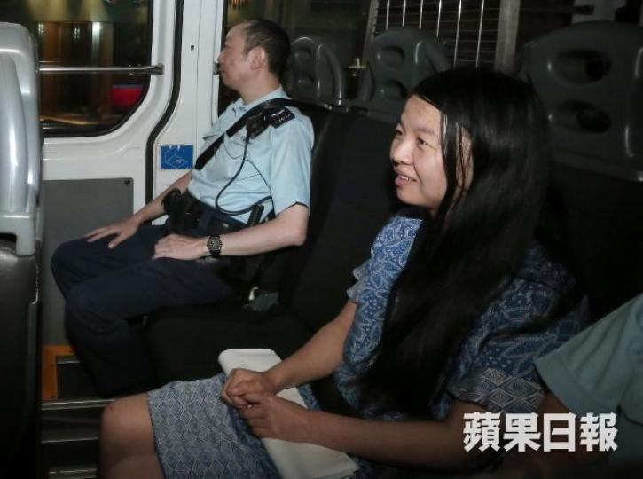 ■唐琳玲早前到高院旁聽時偷拍庭上相片並上載至微信,被判藐視法庭罪成。資料圖片 ■唐琳玲早前到高院旁聽時偷拍庭上相片並上載至微信,被判藐視法庭罪成。資料圖片
