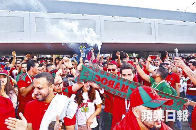 ■摩洛哥輸波提早出局,球迷心情無損繼續於場外放煙花狂歡。禤家民攝 ■摩洛哥輸波提早出局,球迷心情無損繼續於場外放煙花狂歡。禤家民攝