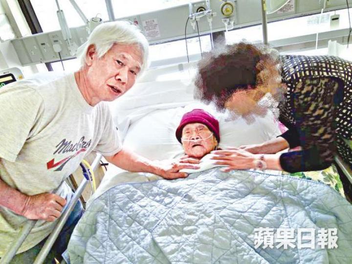 ■68歲蔡麗貞(右)在大哥陪同下現身病床前,與年邁母親相認。 ■68歲蔡麗貞(右)在大哥陪同下現身病床前,與年邁母親相認。