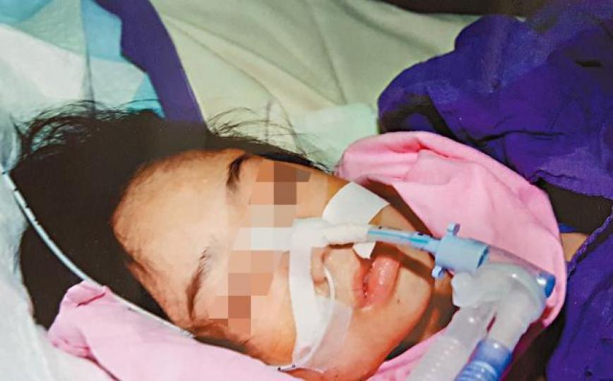 ■林林現對外界沒反應,要長期卧床,並只能靠胃喉餵液體。■女被告王榮汶昨被法官指大話連篇,沒有絲毫悔意。張志華攝■男被告凌耀忠求情時指對林林深感歉疚。何頴賢攝法官薛偉成 ■林林現對外界沒反應,要長期卧床,並只能靠胃喉餵液體。■女被告王榮汶昨被法官指大話連篇,沒有絲毫悔意。張志華攝■男被告凌耀忠求情時指對林林深感歉疚。何頴賢攝法官薛偉成