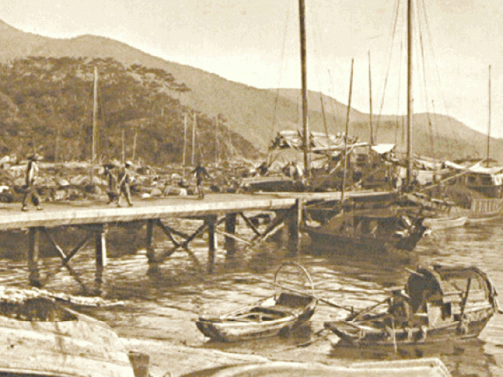 【1926年】■香港仔「十五間」有條紅燈橋,是早年香港仔唯一可泊大船的木建碼頭。■清代地圖所注的「香港」(紅圈示),是香港仔石排灣一條小村。【1976年】■當時珍寶海鮮舫背景為鴨脷洲發電廠,即今海怡半島。【2018年】■經歷百年演變,四周高樓聳立,香港仔港灣仍保留獨有漁港風貌。 【1926年】■香港仔「十五間」有條紅燈橋,是早年香港仔唯一可泊大船的木建碼頭。■清代地圖所注的「香港」(紅圈示),是香港仔石排灣一條小村。【1976年】■當時珍寶海鮮舫背景為鴨脷洲發電廠,即今海怡半島。【2018年】■經歷百年演變,四周高樓聳立,香港仔港灣仍保留獨有漁港風貌。