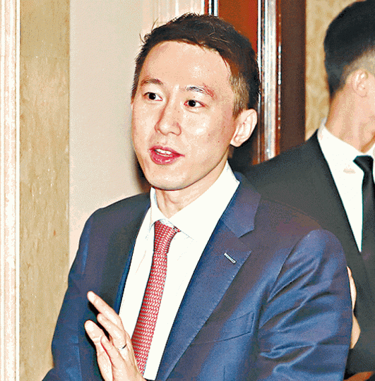 ■新加坡籍的周受資曾為空軍效力。 ■新加坡籍的周受資曾為空軍效力。