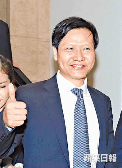 ■小米創辦人雷軍昨出席投資者推介會。譚德潤攝■小米昨日在投資推介會派發小米手環3等紀念品。 ■小米創辦人雷軍昨出席投資者推介會。譚德潤攝■小米昨日在投資推介會派發小米手環3等紀念品。