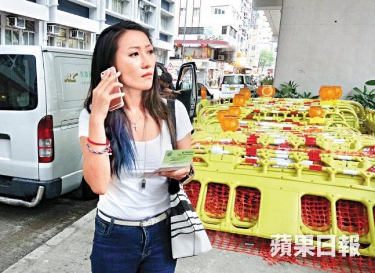■女模伍淑怡昨到旺角警署報案。翁鈺輝攝 ■女模伍淑怡昨到旺角警署報案。翁鈺輝攝