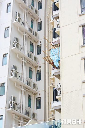■逸峯近乎每月都有住戶搭棚維修冷氣機。■有住戶的冷氣機去水喉出現滲漏。 ■逸峯近乎每月都有住戶搭棚維修冷氣機。■有住戶的冷氣機去水喉出現滲漏。