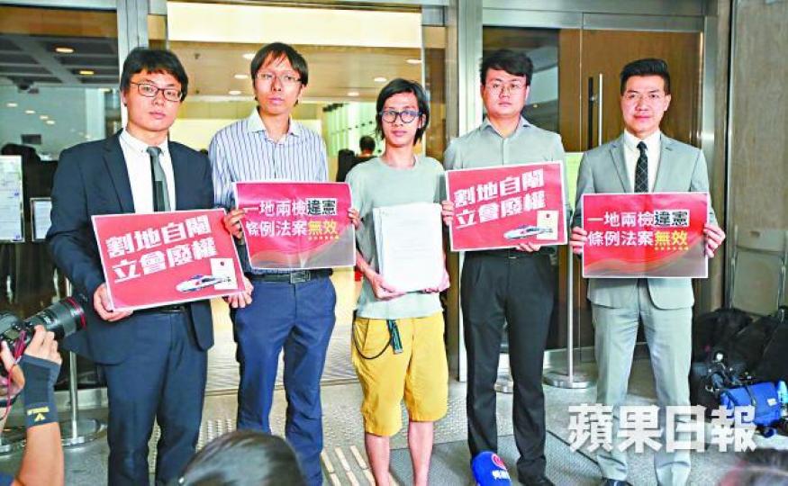 ■新同盟成員古俊軒(中)在黨友陪同下入稟挑戰一地兩檢。陳善南攝 ■新同盟成員古俊軒(中)在黨友陪同下入稟挑戰一地兩檢。陳善南攝