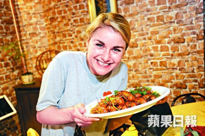 ■俄妹Kera首嚐中式小龍蝦即對此讚不絕口,更稱會再度到餐廳享用。禤家民攝■中餐廳老闆張先生稱世盃期間食客急增三倍,考慮將小龍蝦引入正式餐牌。■來自中國的留學生表示過去從未於莫斯科的餐廳吃過小龍蝦。 ■俄妹Kera首嚐中式小龍蝦即對此讚不絕口,更稱會再度到餐廳享用。禤家民攝■中餐廳老闆張先生稱世盃期間食客急增三倍,考慮將小龍蝦引入正式餐牌。■來自中國的留學生表示過去從未於莫斯科的餐廳吃過小龍蝦。