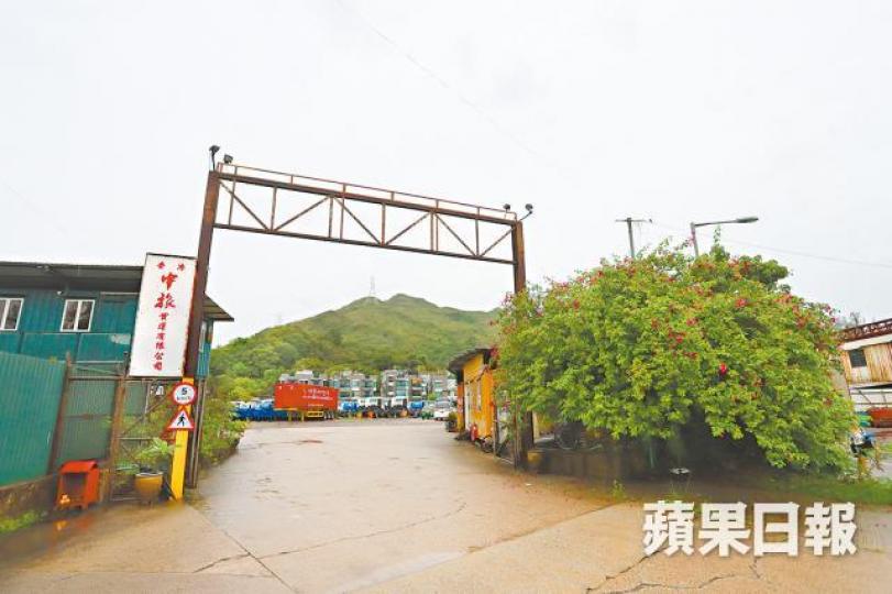 ■申請改劃用途的粉嶺地皮,門外掛有中旅貨運的公司牌。譚德潤攝 ■申請改劃用途的粉嶺地皮,門外掛有中旅貨運的公司牌。譚德潤攝