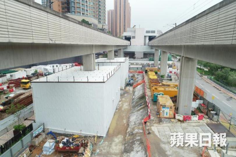 ■出現沉降的兩座橋躉正進行加固工程,並被隔音罩密封。 ■出現沉降的兩座橋躉正進行加固工程,並被隔音罩密封。