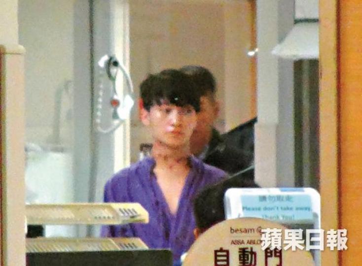 ■被告劉浚生當日自插頸部十多下後送院。資料圖片 ■被告劉浚生當日自插頸部十多下後送院。資料圖片