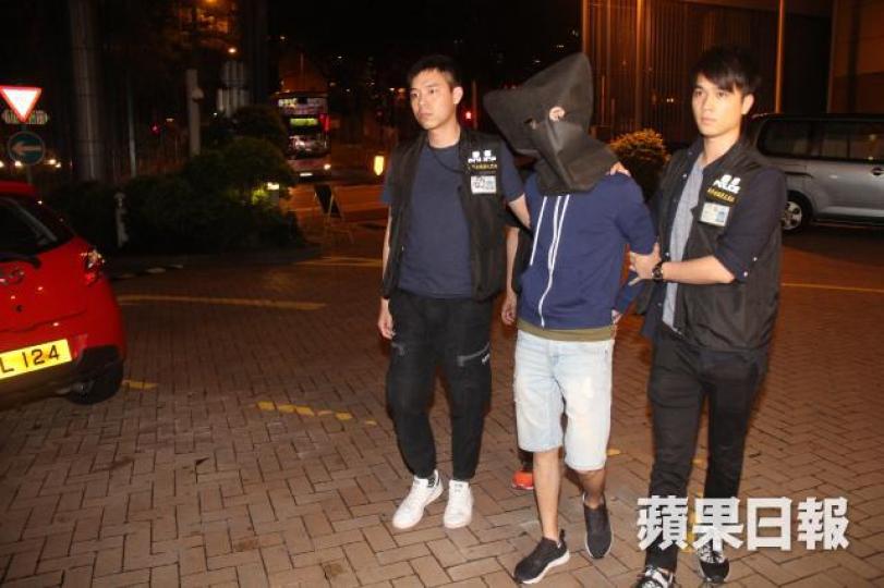 ■其中一名涉非法收受賭注男子被蒙頭帶署。 ■其中一名涉非法收受賭注男子被蒙頭帶署。