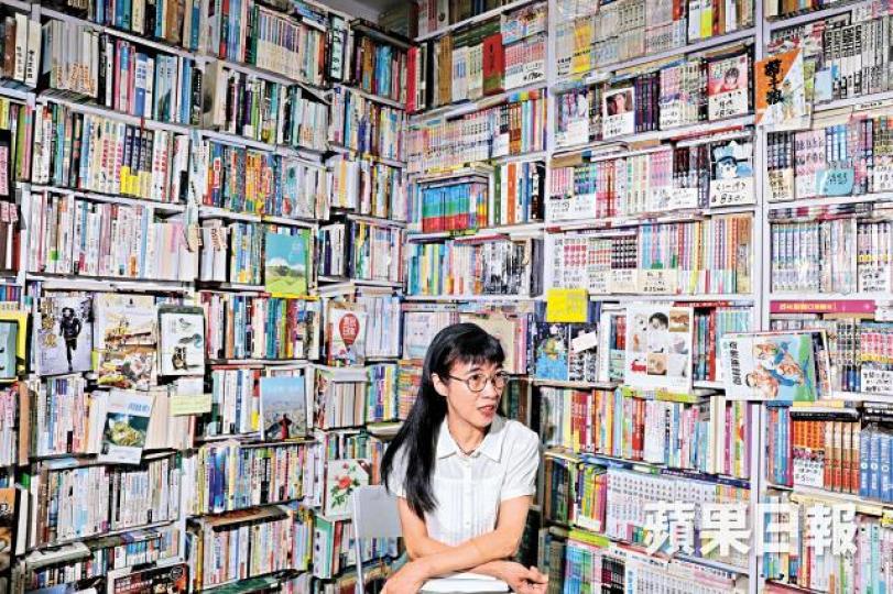 ■森記陳琁堅定地守着書店,因為「現在香港還有一點空間,我喜歡多元化,外面不給你看的,我自己入」。王心義攝■小店內有20多隻流浪貓。 ■森記陳琁堅定地守着書店,因為「現在香港還有一點空間,我喜歡多元化,外面不給你看的,我自己入」。王心義攝■小店內有20多隻流浪貓。