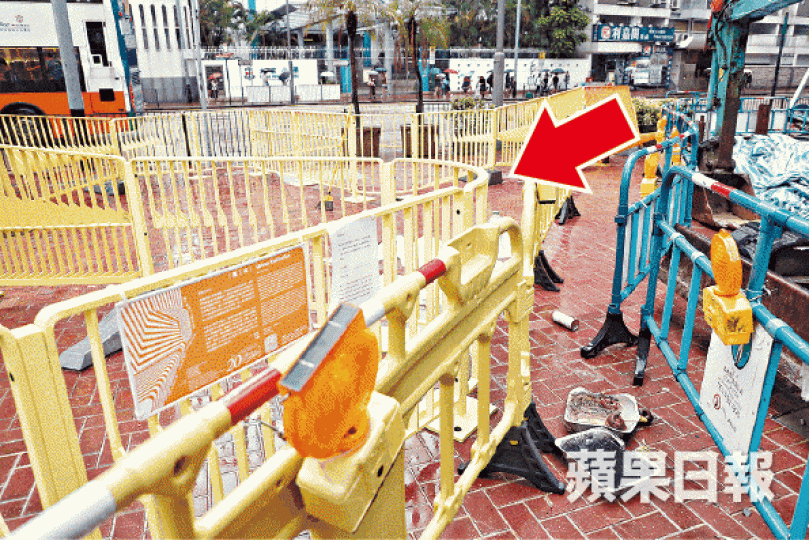 ■未安裝的藝術裝置(箭嘴示)放於安全島上,與膠馬及工程圍欄融為一體。 ■未安裝的藝術裝置(箭嘴示)放於安全島上,與膠馬及工程圍欄融為一體。