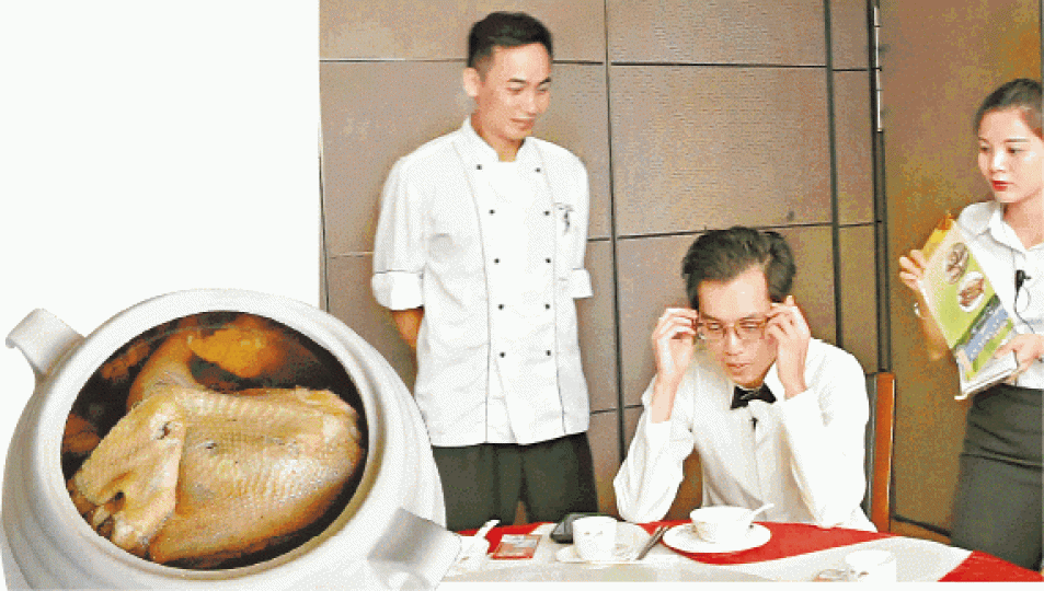 ■海晏樓主廚(左)坦承失手,指「冬菇章魚燉雞湯」過鹹。 ■海晏樓主廚(左)坦承失手,指「冬菇章魚燉雞湯」過鹹。