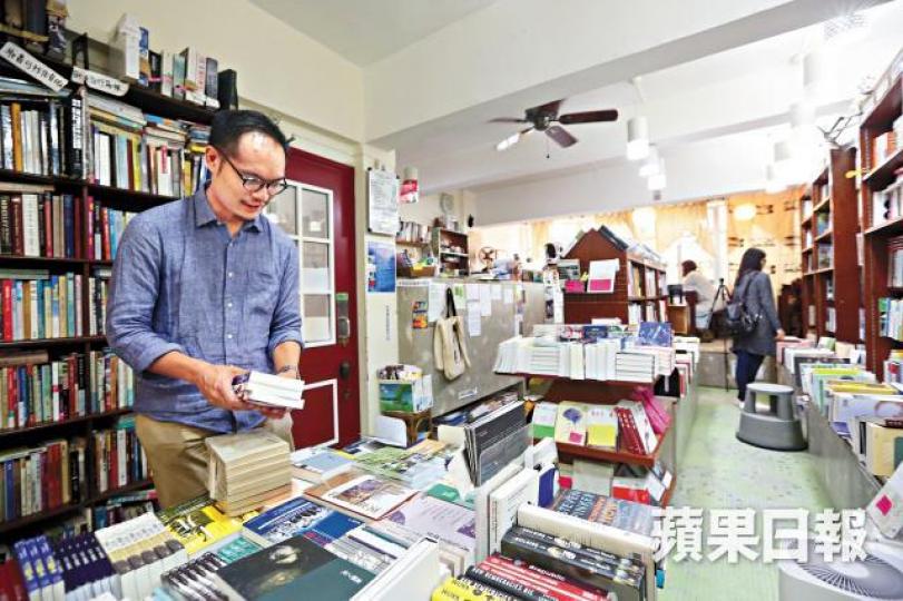 ■序言書室已開業10年,成功打穩陣腳,創辦人李達寧自言「幸運一點而已」。謝榮耀攝■10年來每一次社運都把序言的知名度和生意再推上高峯。■香港獨立書店不只輸在起跑線,李達寧認為根本輸在盤古初開時。■序言店主不認同香港人不愛閱讀,「其實少買兩、三杯Starbucks就買到一本書了」。馬泉崇攝■《香港民族論》長踞序言10大暢銷書榜首位。 ■序言書室已開業10年,成功打穩陣腳,創辦人李達寧自言「幸運一點而已」。謝榮耀攝■10年來每一次社運都把序言的知名度和生意再推上高峯。■香港獨立書店不只輸在起跑線,李達寧認為根本輸在盤古初開時。■序言店主不認同香港人不愛閱讀,「其實少買兩、三杯Starbucks就買到一本書了」。馬泉崇攝■《香港民族論》長踞序言10大暢銷書榜首位。