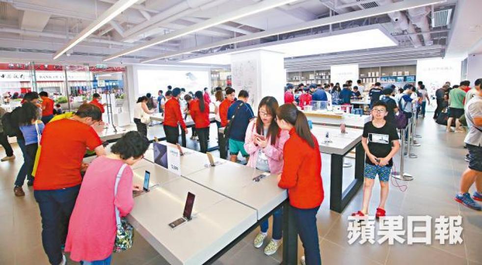 ■小米明日招股,集資最多480億元。馬泉崇攝■小米指智能家居等物聯網業務佔收入約兩成。 ■小米明日招股,集資最多480億元。馬泉崇攝■小米指智能家居等物聯網業務佔收入約兩成。