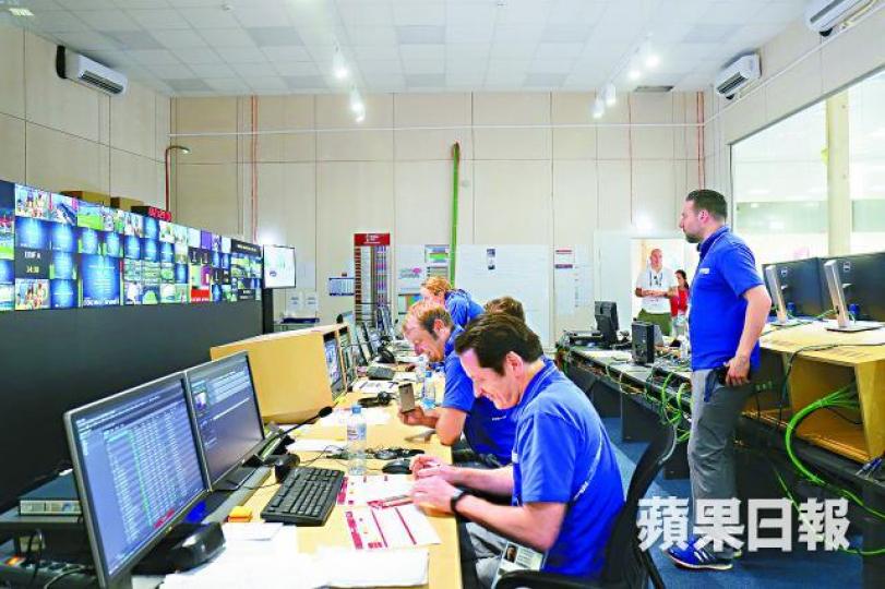 ■VAR團隊在工作室透過各屏幕及鏡頭捕捉場上球員一舉一動。禤家民攝 ■VAR團隊在工作室透過各屏幕及鏡頭捕捉場上球員一舉一動。禤家民攝