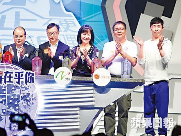 ■馬浚偉(右一)與署理行政長官張建宗(左一)主持啟動禮。■周柏豪鼓勵年輕人遠離毒品。■最近考到棍波貨van車牌的顏卓靈,笑說不會叫男友送車。■樂隊ToNick支持禁毒。 ■馬浚偉(右一)與署理行政長官張建宗(左一)主持啟動禮。■周柏豪鼓勵年輕人遠離毒品。■最近考到棍波貨van車牌的顏卓靈,笑說不會叫男友送車。■樂隊ToNick支持禁毒。