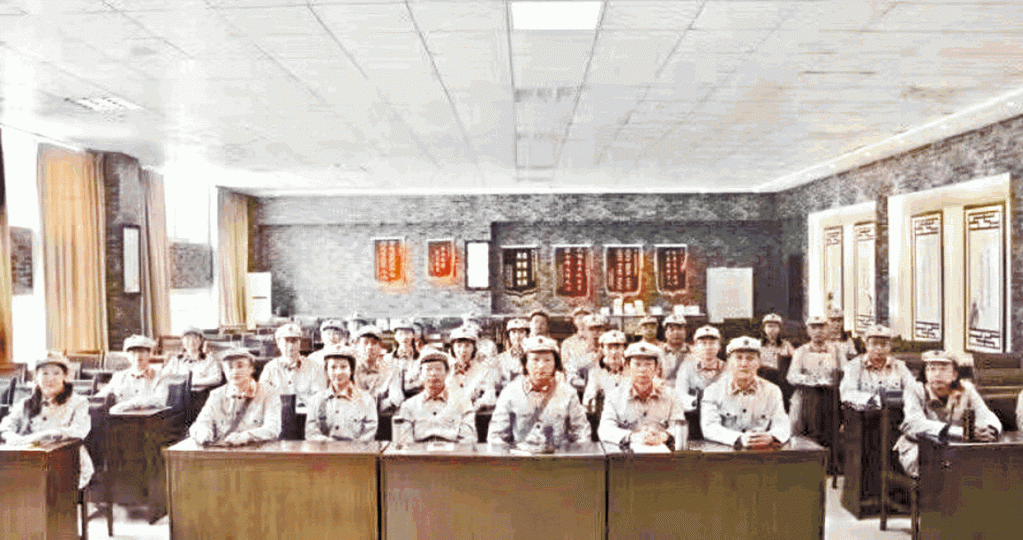 ■北大教授賀衛方轉發四川音樂學院處級以上教職工要穿紅軍服參加學習班。互聯網■騰訊老闆馬化騰(左)扮成紅軍去延安朝拜。互聯網■京東老闆劉強東(右)扮紅軍現身延安。互聯網 ■北大教授賀衛方轉發四川音樂學院處級以上教職工要穿紅軍服參加學習班。互聯網■騰訊老闆馬化騰(左)扮成紅軍去延安朝拜。互聯網■京東老闆劉強東(右)扮紅軍現身延安。互聯網