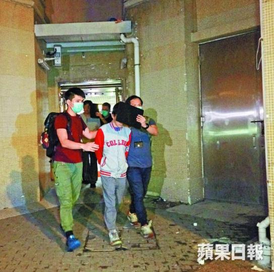 ■疑利用直播App轉播世盃賽事的網紅及其叔叔被捕。姜偉康攝 ■疑利用直播App轉播世盃賽事的網紅及其叔叔被捕。姜偉康攝