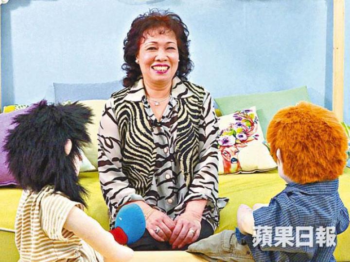 ■許思敏善演師奶角色,她笑稱做回自己冇壓力。■許思敏當年與二仔梁家偉一起拍教育電視。 ■許思敏善演師奶角色,她笑稱做回自己冇壓力。■許思敏當年與二仔梁家偉一起拍教育電視。