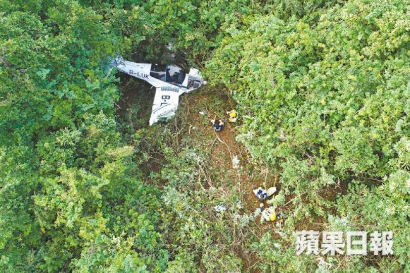 ■失事飛機掛在山坡樹叢內,離平地較遠,民航處正研究移走方法。■機師獲救時仍然清醒,頭部受傷,衣衫染血。讀者提供圖片■消防及警方於意外後到場搜救。■小型飛機(箭嘴示)墜落叢林損毀。 ■失事飛機掛在山坡樹叢內,離平地較遠,民航處正研究移走方法。■機師獲救時仍然清醒,頭部受傷,衣衫染血。讀者提供圖片■消防及警方於意外後到場搜救。■小型飛機(箭嘴示)墜落叢林損毀。