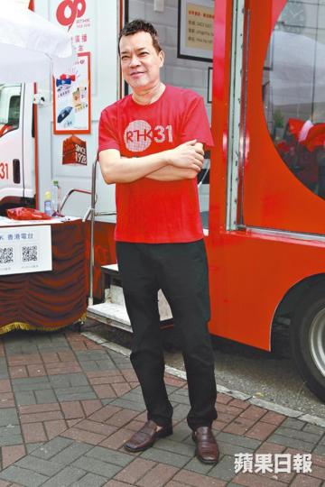 ■洪朝豐噚日出席活動時精神奕奕,講嘢咬字清晰。■洪朝豐話左臉同頸表面疤痕已經癒合,但裏面仲未埋口。 ■洪朝豐噚日出席活動時精神奕奕,講嘢咬字清晰。■洪朝豐話左臉同頸表面疤痕已經癒合,但裏面仲未埋口。