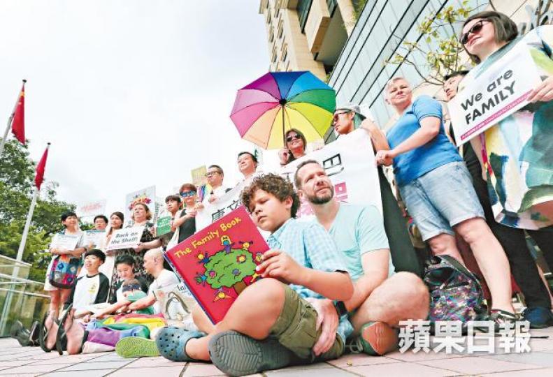 ■多元閱讀聯合陣線昨到香港中央圖書館門外抗議。何穎賢攝