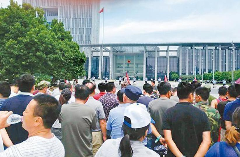 ■大批退役老兵在鎮江市政府外集結抗議，當局派出接近一萬名軍警在現場戒備。互聯網■有老兵被襲擊至頭破血流。互聯網■網上多條片段顯示軍警大規模鎮壓退伍老兵。互聯網■中國民主黨美國委員會在美國紐約時代廣場抗議中共在鎮壓老兵維權。