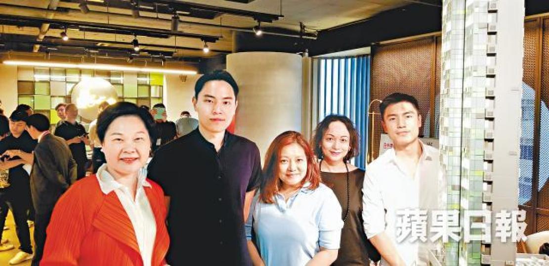 ■尚璽邀請股評人胡孟青撐場參觀。代理提供 ■尚璽邀請股評人胡孟青撐場參觀。代理提供