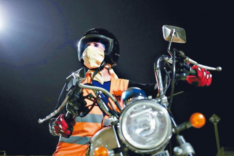 ■這名女子在電單車學校學習做鐵騎士。美聯社 ■這名女子在電單車學校學習做鐵騎士。美聯社