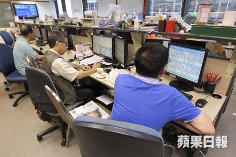 ■港股暫時看是有反彈無升幅,故投資者短期還是趁反彈減持,多抱現金為上策。 資料圖片 ■港股暫時看是有反彈無升幅,故投資者短期還是趁反彈減持,多抱現金為上策。 資料圖片