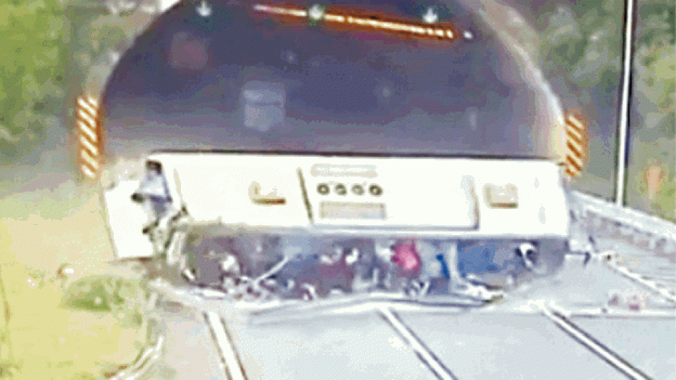 ■旅巴翻側一刻。■民眾向被困乘客施救。 ■旅巴翻側一刻。■民眾向被困乘客施救。