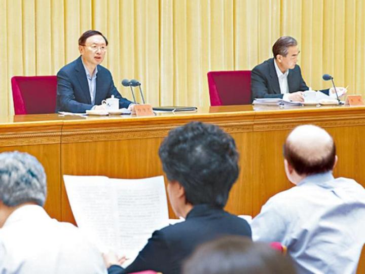 ■外事委員會秘書長楊潔篪(左)總結講話;右為外長王毅。 ■外事委員會秘書長楊潔篪(左)總結講話;右為外長王毅。