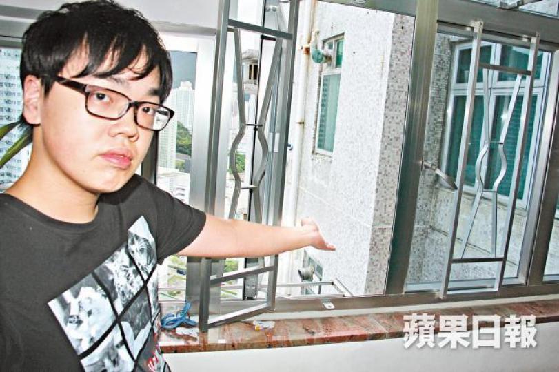 ■被告幼子稱母親會把內衣褲晾於一旁,「理論上唔會影響景觀」。鄭大康攝 ■被告幼子稱母親會把內衣褲晾於一旁,「理論上唔會影響景觀」。鄭大康攝