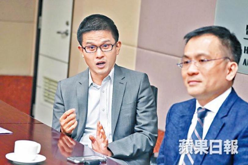 ■吳毅明(左)及黃天祐(右)表示,佩戴外科口罩及保持手部衞生是預防傳染病最佳方法。許頌明攝 ■吳毅明(左)及黃天祐(右)表示,佩戴外科口罩及保持手部衞生是預防傳染病最佳方法。許頌明攝