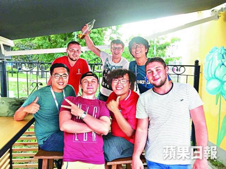 ■記者於下諾夫哥羅德與俄男合照。 ■記者於下諾夫哥羅德與俄男合照。