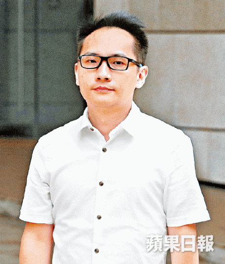 ■死者丈夫曾坤洪昨指曾上產前講座,護士教導穿羊水會「一地都係」。張志華攝 ■死者丈夫曾坤洪昨指曾上產前講座,護士教導穿羊水會「一地都係」。張志華攝