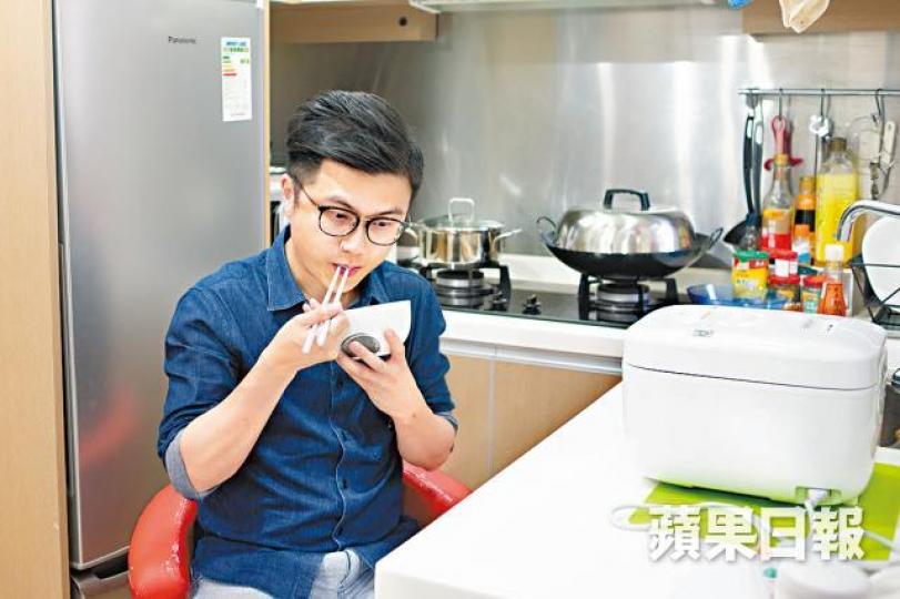 ■Kit試用小米家電後難掩失望之情,邊吃飯邊苦笑。方家遠攝■Kit買入幾款小米家電包括電飯煲、感應燈及床頭燈。 ■Kit試用小米家電後難掩失望之情,邊吃飯邊苦笑。方家遠攝■Kit買入幾款小米家電包括電飯煲、感應燈及床頭燈。