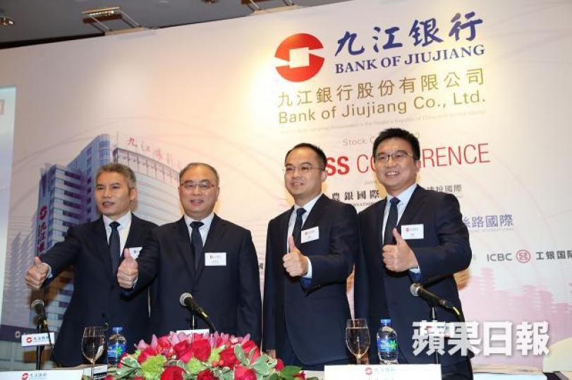 ■九江銀行一眾管理層出席記者會。晉平安攝 ■九江銀行一眾管理層出席記者會。晉平安攝