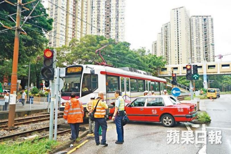 ■一輛的士撞向輕鐵615P線列車車身,的士車頭當場撞凹。 ■一輛的士撞向輕鐵615P線列車車身,的士車頭當場撞凹。