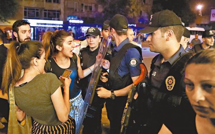 ■防暴警察截停嘗試接近最高選舉委員會總部的民眾。路透社 ■防暴警察截停嘗試接近最高選舉委員會總部的民眾。路透社