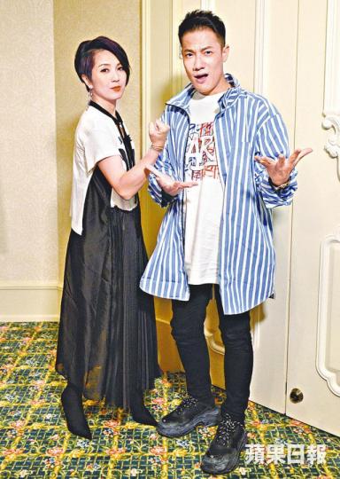 ■楊千嬅與丁子高以真實夫妻身份去為動畫電影中的夫妻角色配音。■千嬅和老公丁子高,前晚接受本報《今日ENT》直播訪問。■千嬅(前)15年拍真人騷《極速前進2》被鬥牛撞倒後,堅持拍攝,令丁子高感到她很堅強。資料圖片■千嬅昨日與王雙駿到商台宣傳新歌。 ■楊千嬅與丁子高以真實夫妻身份去為動畫電影中的夫妻角色配音。■千嬅和老公丁子高,前晚接受本報《今日ENT》直播訪問。■千嬅(前)15年拍真人騷《極速前進2》被鬥牛撞倒後,堅持拍攝,令丁子高感到她很堅強。資料圖片■千嬅昨日與王雙駿到商台宣傳新歌。
