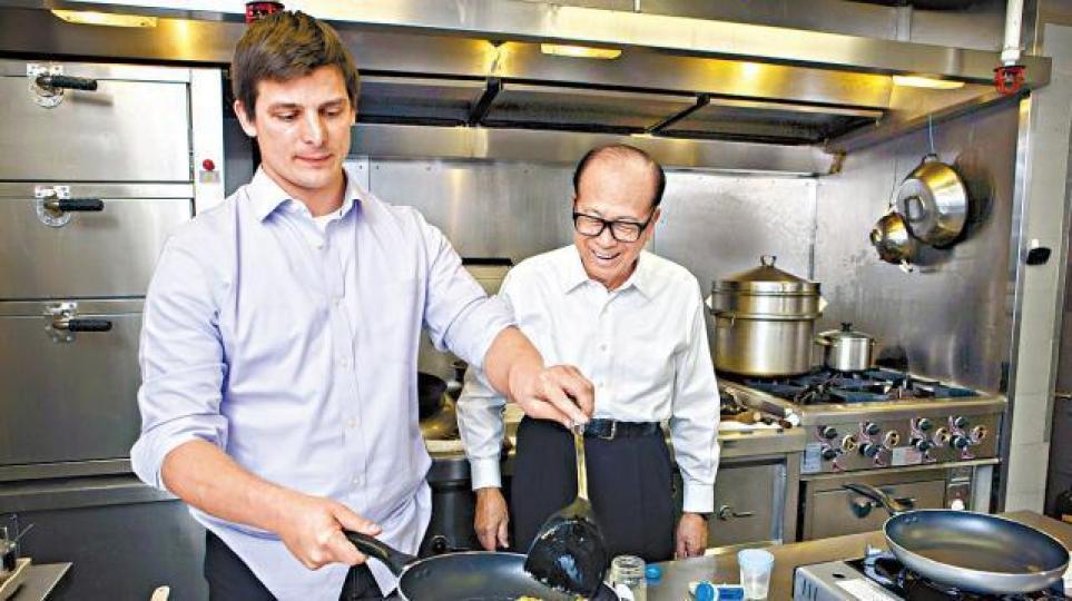 ■李嘉誠曾投資人造蛋初創企業,更親身品嘗製成品。 ■李嘉誠曾投資人造蛋初創企業,更親身品嘗製成品。