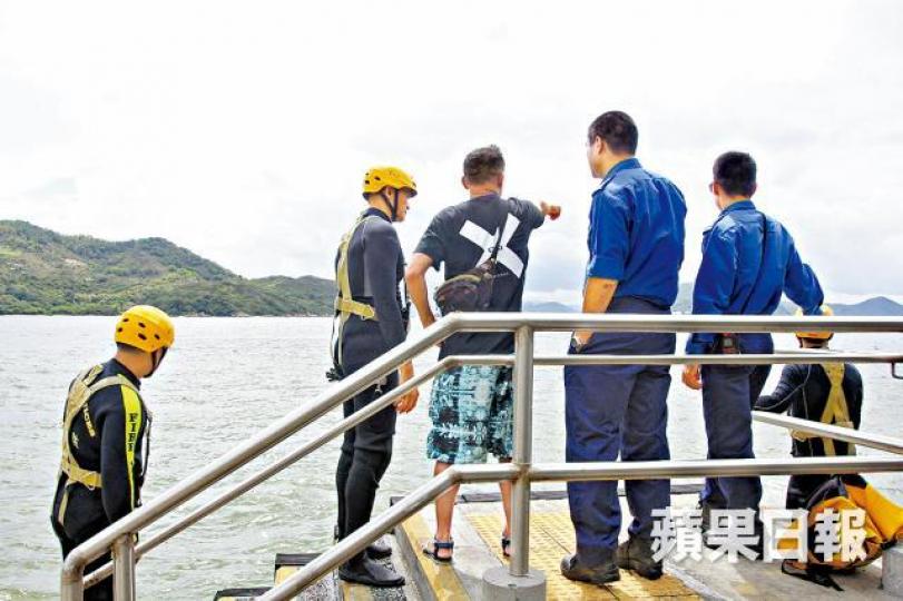 ■事主友人向消防提供資料協助搜索。梁瑞帆攝 ■事主友人向消防提供資料協助搜索。梁瑞帆攝